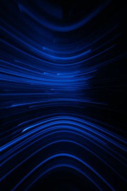 Odaklanmamış neon ışığı. Geleceğe yönelik bir geçmiş. Bilim-kurgu aydınlatması. Bulanık lacivert renkli eğri çizgileri koyu siyah soyut kaplama üzerindeki yansıma hareketini alevlendirir.