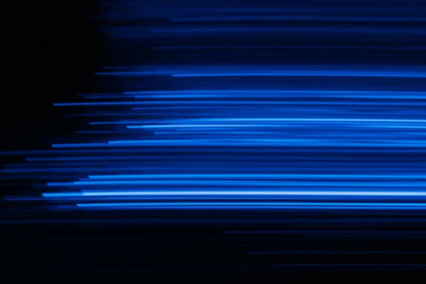 模糊的发光线 未来派霓虹灯 网络激光照明 暗黑表示抽象背景下的荧光海军蓝光闪焰运动 — 图库照片