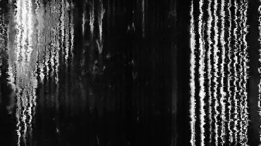 VHS bozulma dokusu. Statik gürültü üst üste bindi. Analog video bozulması. Siyah beyaz buğday çizgileri. Objeler. Koyu grunge soyut arkaplan..