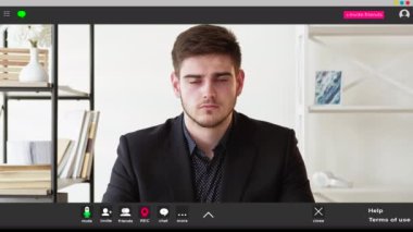 Sanal toplantı. Konuşan adam. Ekran modeli. Akıllı adam oturma masasında oturmuş, aydınlık odada online konferans veriyor..