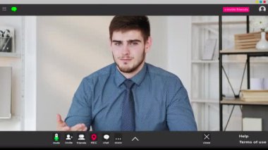 Konferans kaydı. Açıklayan adam. Ekran modeli. Konuşan mutlu adam çalışma masasında el kol hareketleri yapıyor..