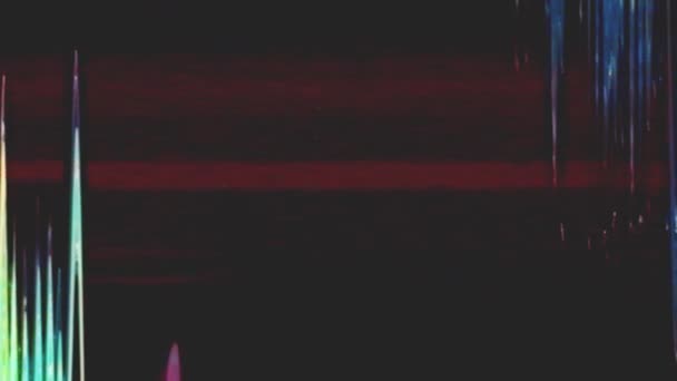 グリッチノイズオーバーレイ アナログ歪み 信号妨害だ 青い緑の赤の黒のファジィライン暗い抽象的な背景に静的なアーティファクト — ストック動画