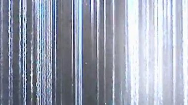 VHS statik ses. Analog bozulma dokusu. TV kanalı hatası. Mavi siyah beyaz renk titrek çizgi nesneleri soyut örtülü arkaplan.