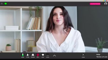 Online eğitim. Zarif kadın. Ekran modeli. Ciddi bir iş kadını, çalışma masasında oturuyor ve aydınlatma odasının iç kısımlarında anlaşarak başını sallıyor..