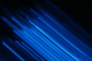 Bulanık floresan ışık. Fütürist ışınlar. Siber ışıltı. Odaklanmamış neon ultraviyole lacivert lazer ışını koyu siyah modern soyut arka planda hareket eder..