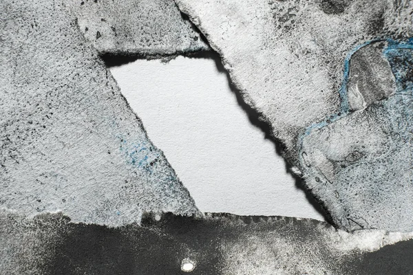 Logo için boş alan. Kirli kağıt geçmişi. Sıkıntılı çerçeve. Yıpranmış kenar soyut sanat dokusu üzerinde siyah mavi boya lekeleri ve yazı için orta bloğu boş..