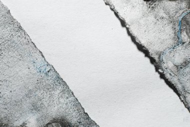 Metin için boş alan. Toprak lekeli kağıt arkaplan. Yıpranmış çerçeve. Beyaz grunge yıpranmış kenar soyut sanat dokusu üzerinde siyah mavi boya. Logo için boş merkez çizgisi var..