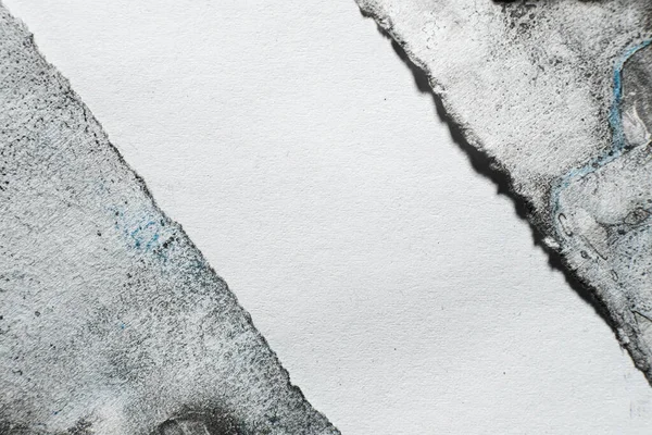 Metin için boş alan. Toprak lekeli kağıt arkaplan. Yıpranmış çerçeve. Beyaz grunge yıpranmış kenar soyut sanat dokusu üzerinde siyah mavi boya. Logo için boş merkez çizgisi var..