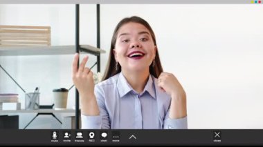 Konferans kaydı. Tatmin olmuş bir kadın. Ekran modeli. Mutlu, rahat bayan, çalışma masasında oturuyor, el kol hareketleri yapıyor..