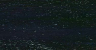 VHS sesi. Gerçek analog arıza. Video kaseti geri sar. Geçmişe dönüş. Siyah soyut arkaplan üzerinde renk titreşimi bulanık statik tahıl kalıntıları dokusu.