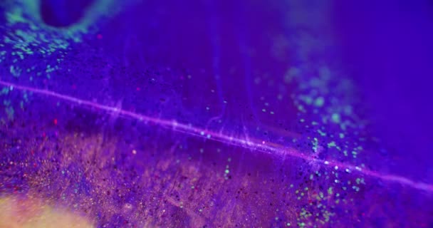 Flusso Inchiostro Scintillante Sfondo Fluorescente Cascata Fantasia Sfocatura Neon Viola — Video Stock