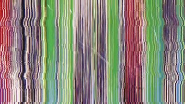 Arıza sanatı. Renkli statik gürültü. Objeler geçiş kaplamaları. Kırmızı mor bulanık yeşil şerit desen VHS bozunumu soyut arkaplan.