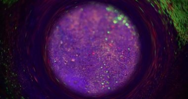 Köpüklü. Bulanık parıltılı çerçeve. Bokeh hafif girdap. Kızıl Sinema kamerasındaki soyut arkaplan çekimleri üzerinde odaksız parlayan girdaptaki neon mor renkli parlak tahıl dokusu.