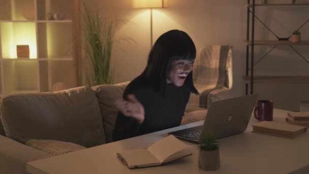 Videoanruf Hause Virtuelles Treffen Online Interview Glücklich Aufgeregte Frau Begrüßt — Stockvideo