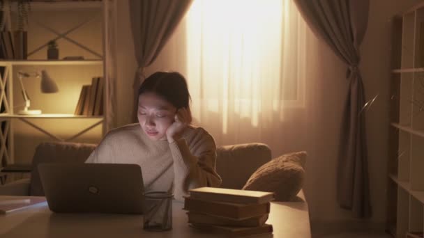 Diákok Kimerültsége Otthoni Tanulás Távolsági Oktatás Kimerült Fáradt Lusta Lány — Stock videók