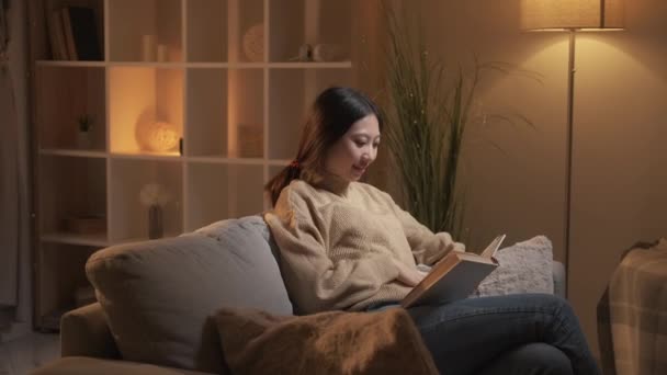 Amante Livro Descanso Passatempo Literário Relaxado Menina Inteligente Curioso Gostando — Vídeo de Stock