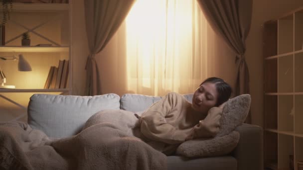Otthon Szunyókálok Hétvégi Kikapcsolódás Lusta Nap Békés Lány Alszik Fekvő — Stock videók