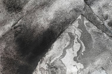 Grunge 'un geçmişi. Eskimiş kağıt dokusu. Tahıl sesi. Beyaz, eskimiş, soyut yüzeyde siyah boya lekeleri ve boş bir alan..