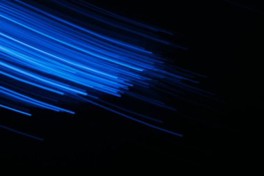 Odaklanmamış neon ışığı. Floresan ışınları. Bilim kurgu ışıltısı. Bulanık UV lacivert parlak iz sürme hareketi koyu siyah sunum soyut arkaplan.