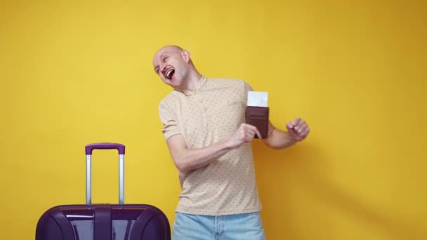 Viagem Férias Homem Entusiasmado Alegria Felicidade Alegre Expressivo Cara Mostrando — Vídeo de Stock