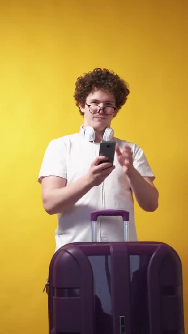 Online Tickets Satisfied Man Vacation Journey Positive Smart Guy Suitcase — Stock videók