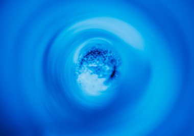 Görüntü pırıl pırıl. Neon soyut arka plan. Fütüristik tünel ışıltısı. Odaklanmamış mavi renkli beyaz ışık kıvrımlı kıvrımlı, parlak yuvarlak hareket yaratıcı doku..