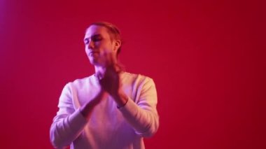 Jest yok. Kötü teklif. Anlaşmazlığı reddetmek. Mor neon ışığı hoşnutsuz şüpheci adam el sallamayı reddediyor kırmızı renkli kopya alanı arka planında izole edilmiş..