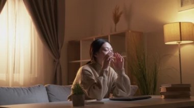 Baş ağrısını öğreniyorum. Dijital eğitim. Sanal çalışma stresi. Biraz ara veren endişeli kız modern oturma odasının iç kısımlarında bilgisayarın kapanışını bitirdi..