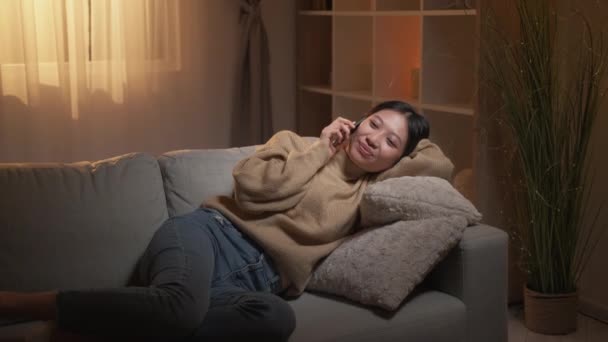 Домашній Телефонний Дзвінок Вечірній Відпочинок Мобільний Язок Розслаблена Усміхнена Дівчина — стокове відео