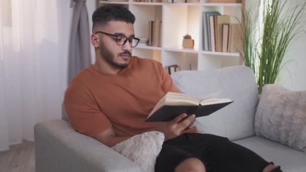 Heimatlektüre Freizeit Wochenende Studium Hobby Entspannter Neugieriger Typ Brille Sitzt — Stockvideo