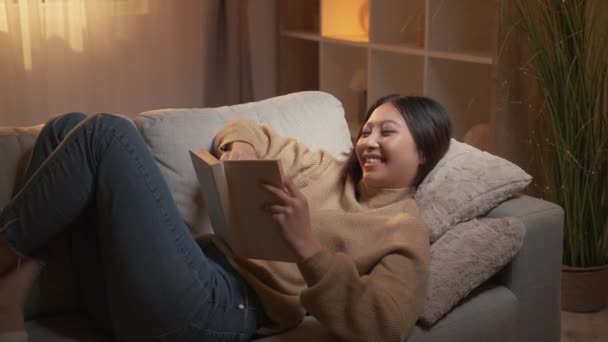 Reading Hobby Home Leisure Weekend Rest Relaxed Amused Girl Enjoying — Stockvideo