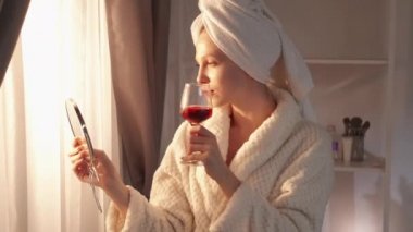 Sabah şarabı. Lüks spa merkezi. Rahatlatıcı bir hafta. Bornozlu, kendinden emin, camdan alkol içen, modern iç mekanlarda aynada hava öpücüğü veren, kendinden emin bir kadın..