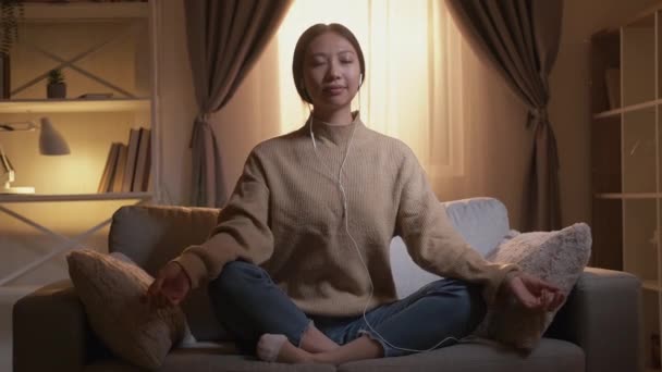 Domácí Meditace Uvolňující Playlist Víkendová Jóga Klidná Dívka Sedí Zkříženýma — Stock video