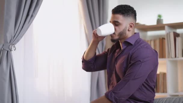 Koffie Pauze Energiedrank Ochtendmotivatie Tevreden Geïnspireerde Man Genieten Van Warme — Stockvideo