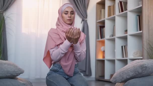 Islâmica Oração Muçulmana Ramadã Jejuando Jovem Religiosa Pacífica Tradicional Hijab — Vídeo de Stock