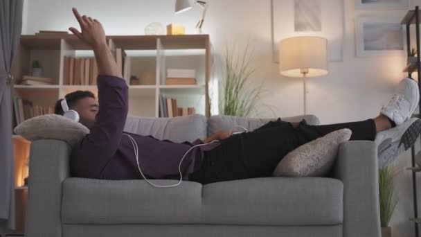 Music Energy Positive Vibe Home Leisure Relaxed Amused Guy Enjoying — стоковое видео