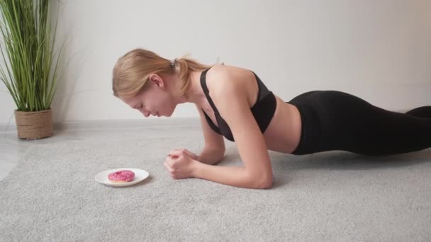 Wyczerpująca Dieta Motywacja Sportowa Trening Odchudzania Zmęczona Kobieta Walczy Trzymając — Wideo stockowe