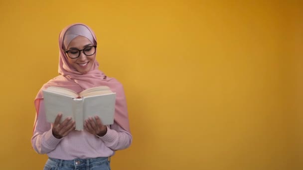 Studentin Buchlesung Universitätsbildung Intelligente Glücklich Lernende Mädchen Hijab Isoliert Auf — Stockvideo