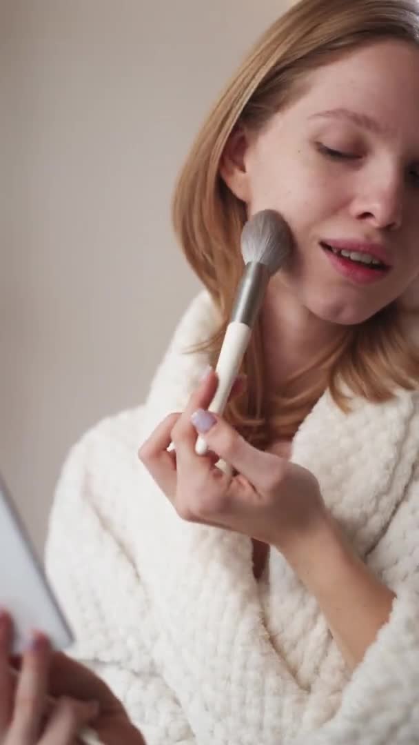 Függőleges Videó Szépség Vlog Online Smink Dekoratív Kozmetikai Eszköz Felülvizsgálat — Stock videók