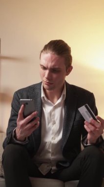 Dikey video. Dijital para sorunu. Mobil bankacılık. Elektronik ödeme sorunu. Sorunlu iş adamı, kredi kartı ile serbest alan aktarımında başarısız oldu.