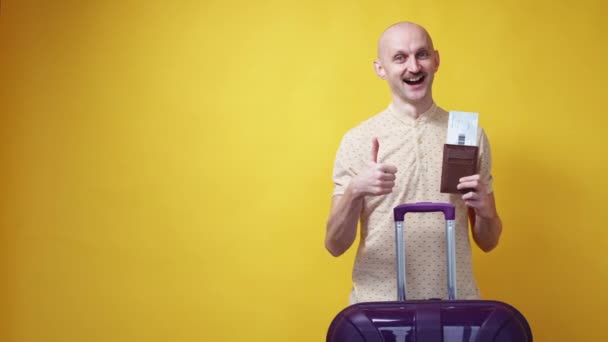 Visto Férias Homem Apoio Férias Desejáveis Cara Expressiva Feliz Com — Vídeo de Stock