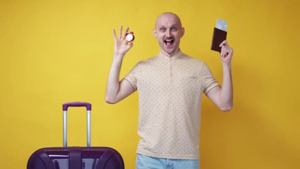 Time Excited Man Vacation Journey Happy Expressive Guy Suitcase Shaking — Video
