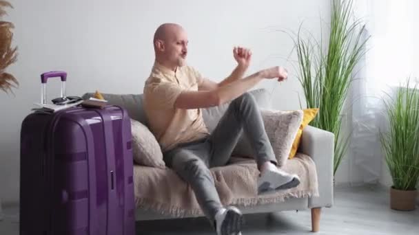 Holiday Joy Excited Man Vacation Inspiration Happy Expressive Guy Sitting — Vídeo de Stock