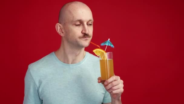 Summer Drink Funny Man Enjoying Vacation Strange Theatrical Guy Trying — Αρχείο Βίντεο