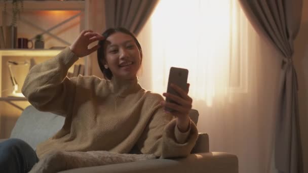 Virtuele Ontmoeting Videochats Thuis Afstandscommunicatie Ontspannen Glimlachend Meisje Groet Zwaaien — Stockvideo