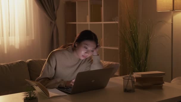 Boring Video Lesson Home Study Virtual Learning Tired Sleepy Girl — Vídeos de Stock