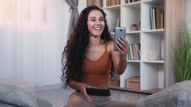 Stream Telepon Video Panggilan Komunikasi Jarak Jauh Blogger Wanita Ceria — Stok Video