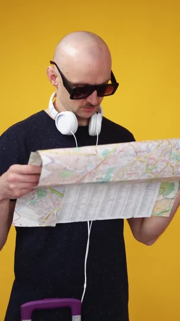 Find Way Funny Man Holiday Tour Curious Hipster Guy Sunglasses — 图库视频影像