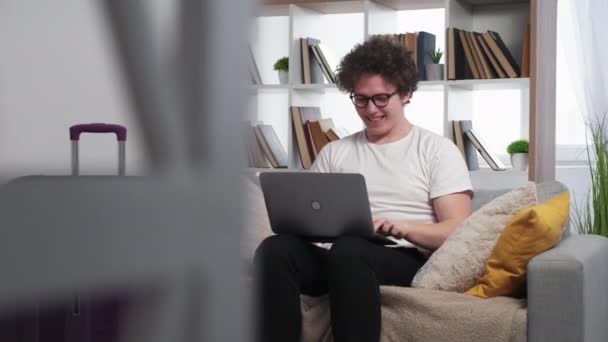 Passeio Férias Homem Entusiasmado Ordem Online Cara Feliz Digitando Laptop — Vídeo de Stock
