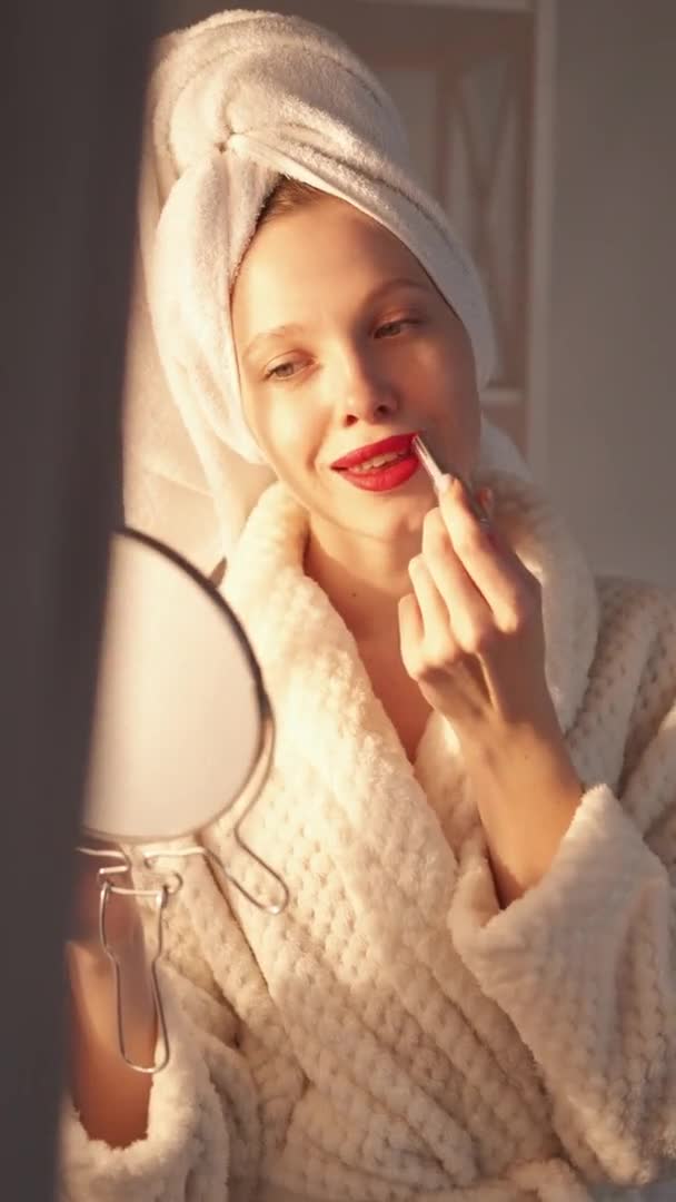 Dikey Video Sabah Makyajı Renkli Makyaj Malzemeleri Güzellik Rutini Neşeli — Stok video